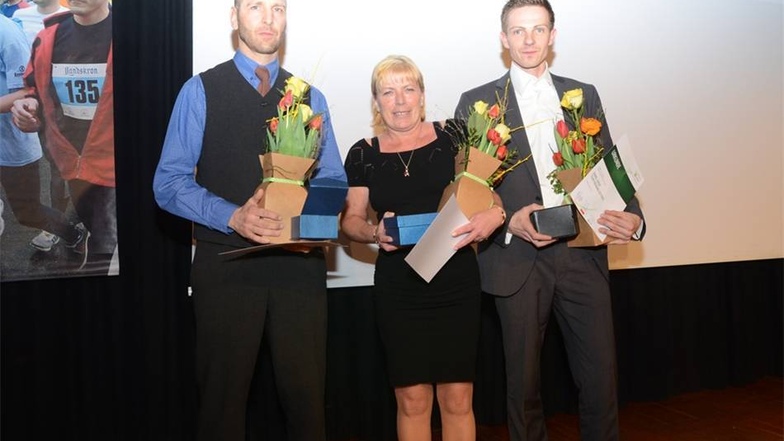 Bei den Männern heißen die Sieger Steffen Röher (links) und Daniel Seher (rechts). Christiane Schober nimmt die Auszeichnung für den Erstplatzierten Philipp Schober entgegen.