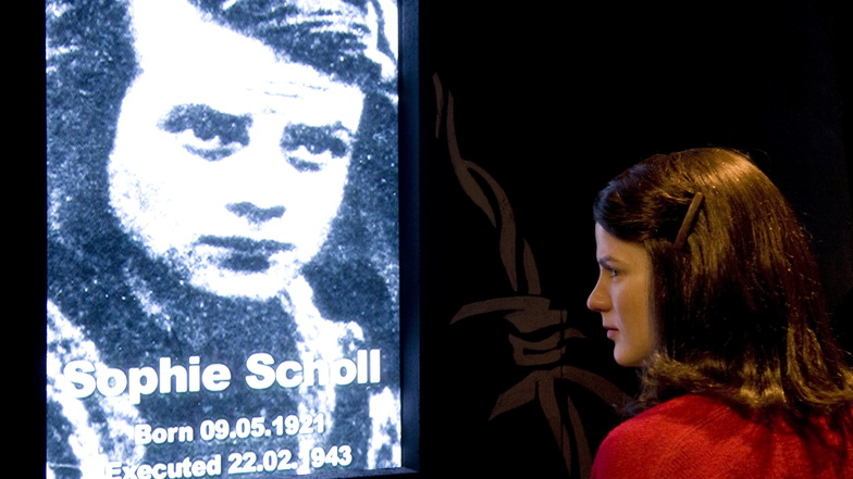 Sophie Scholl, geboren am 9. Mai 1921, war zusammen mit ihrem Bruder Hans Mitglied der Widerstandsgruppe Weiße Rose. Beide wurden 1943 von den Nationalsozialisten hingerichtet.