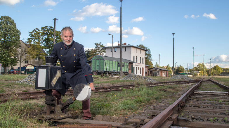 Christoph Eichler ist Chef des Rothenburger Kleinbahnvereins, dem inzwischen das Bahnhofsgebäude und der Lokschuppen gehören.