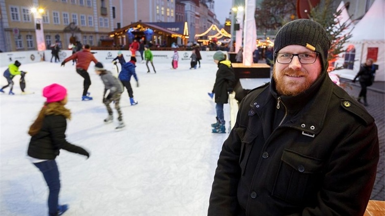 Benedikt Hummel an der Eisbahn, ein Bild aus der vergangenen Saison: Der Mann von der Kulturservicegesellschaft ist vom Erfolg des Projektes überzeugt.