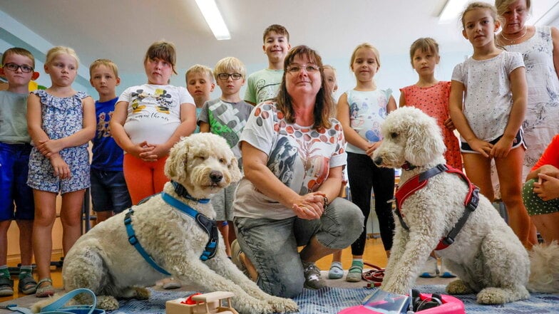 Golden Doodle Sammy (l.) und Königspudel Fiona sind als Schulhunde an der Grundschule Oßling im Einsatz - zur Freude der Kinder. Fiona ist auch fester Klassenhund in der 2. Klasse, denn da ist Frauchen Sabine Kowalski (M.) Klassenlehrerin.