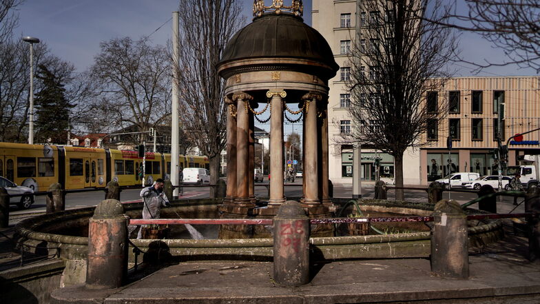 Am Dienstagmorgen sprudelte aus dem Artesischen Brunnen am Albertplatz braunes Wasser.