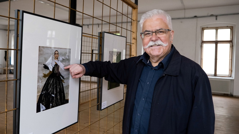 Hans Dünnebeil vom Görlitzer Fotomuseum freut sich über die neue Ausstellung mit Collagen von Wolfgang Lasars aus Berlin. Alle Collagen hat der Künstler zufällig entdeckt und 2019 fotografiert.