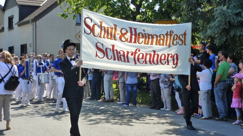 Der Festumzug ist immer ein Höhepunkt des traditionellen Scharfenberger Schul- und Heimatfestes, das in diesem Jahr wieder stattfindet.