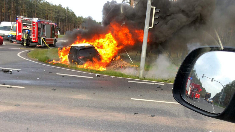 VW Golf nach Unfall bei Hoyerswerda in Flammen