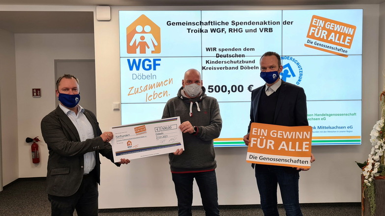 Sven Viehrig (rechts) und Tino Hütter (links), Vorstände der Wohnungsgenossenschaft Fortschritt, haben Ralf Fillies vom Deutschen Kinderschutzbund eine Spende überreicht, die dieser für das Spielmobil verwenden will.