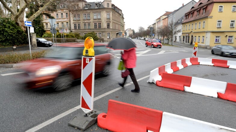 Viel "rot-weiß" gibt es am Zittauer Stadtring beim Klienebergerplatz. Irritiert das die Autofahrer derart, dass es dadurch zu Unfällen kommt? Das denken jedenfalls die Verkehrsexperten.