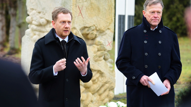 Ministerpräsident Michael Kretschmer und Landtagspräsident Matthias Rößler gedachten der ermordeten Patienten und besichtigten den neuen Anbau an die Gedenkstätte in Großschweidnitz.