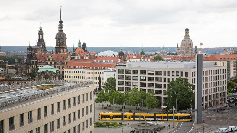 Da, wo in der DDR der „Fresswürfel" stand, schaut man heute auf das SAP-Bürogebäude. Im Hintergrund ragt wieder die Kuppel der Frauenkirche empor.