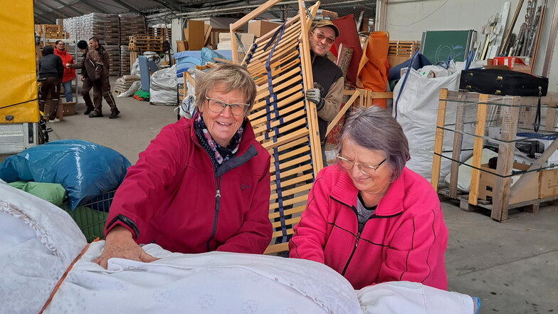 Freiwillige Helferinnen und Helfer verladen in Hainichen Hilfsgüter für die Ukraine.