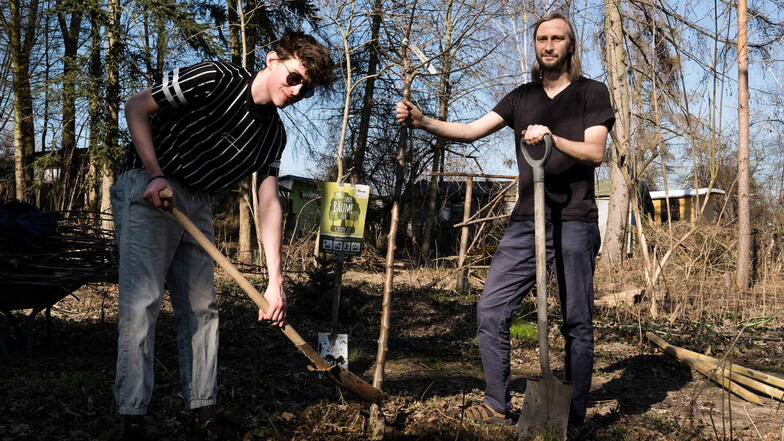 Sascha Röhricht und Enno Deeges Sohn Lukas beim Baumpflanzen. Für Lukas Deege war es auch ein Geburtstagsbäumchen.