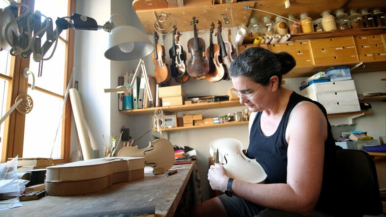Stolz auf die Werkstatt: Viele Meisterinstrumente gelangten schon in die Hände von Geigenbaumeisterin Caroline Zillmann.