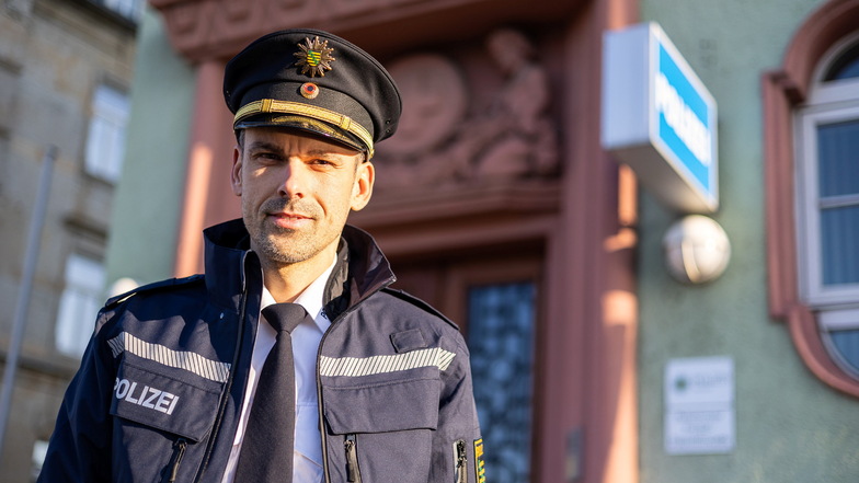 Polizeirat Martin Gebhardt vor dem Reviergebäude in Freital. "Für meine Kollegen möchte ich ein guter Chef sein und die Bürger sollen sich sicher fühlen."