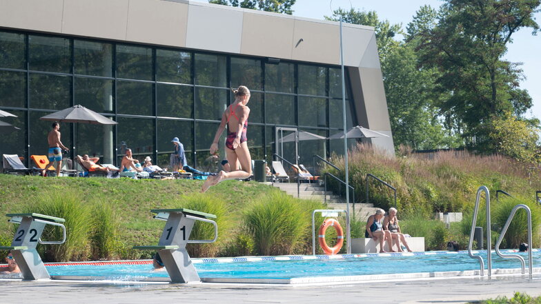 In Prohlis entstand ein neues Freibad, auch die Schwimmhalle wurde neu gebaut.