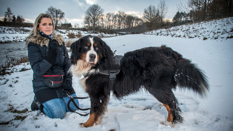 Annett Kretzschmar wohnt mit Mann und Tochter in Großbauchlitz und ist mit dem Familienhund Balou gern an der Mulde unterwegs. Am Dienstag hat der Berner Sennenhund dort eine wichtige Entdeckung gemacht.