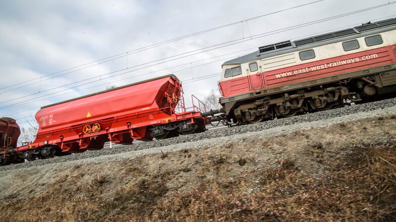 Dieselloks sollen nicht mehr mit laufenden Motoren auf den Rangiergleisen in Niesky und Horka (im Foto) stehen. Die Bahn will ab September Elektranten zum Einsatz bringen, die die Loks mit Strom versorgen.