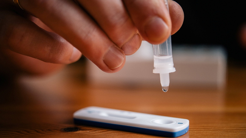 Corona-Selbsttests weisen Bestandteile des Coronavirus nach. Dazu wird eine Probe von den Schleimhäuten im Mund, Rachen oder der Nase entnommen, verdünnt und auf einen Teststreifen getropft.