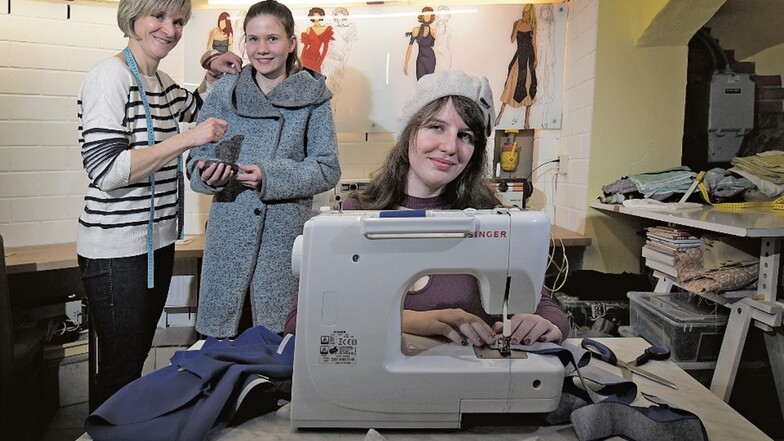 Saskia Ulrich (2. von links) ist stolz auf ihren ersten selbstgenähten Mantel. Der entstand im Atelier von Silke Vité (links), wo sie mit ihrer Freundin Anne-Marie Helm einen Nähkurs besucht.
