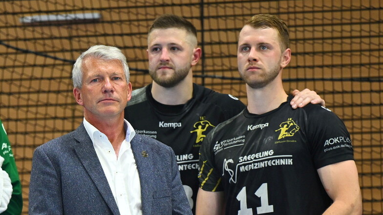 Eine der Firmen von Präsident Uwe Saegeling (l.) wirbt auch sehr präsent auf den Trikots der Zweitliga-Handballer des HC Elbflorenz Dresden.