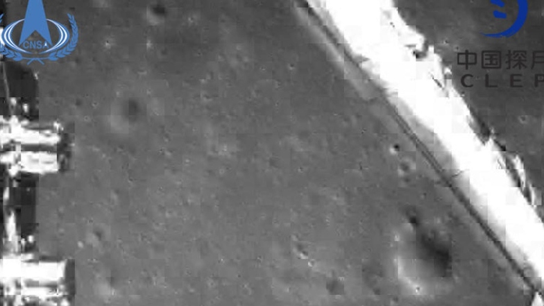 Die von der China National Space Administration zur Verfügung gestellte Aufnahme zeigt ein während des Landung der Sonde entstandenes Foto.