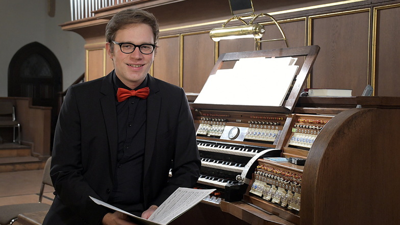 Markus Häntzschel an der Eule Orgel in der Nicolaikirche Döbeln. Der Kantor gibt in der Festwoche ein Konzert für Kinder.