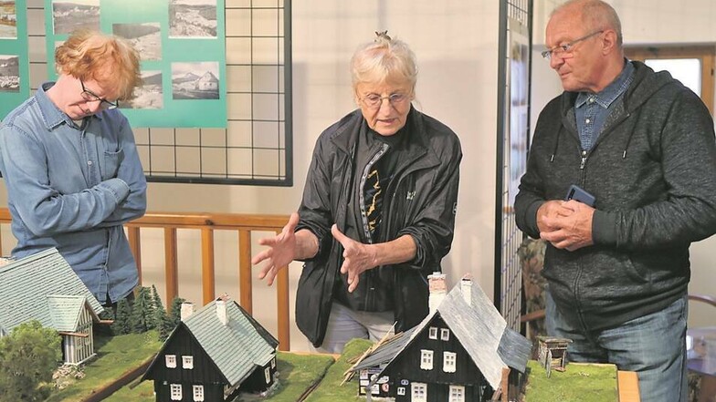 Radka Pimminger (Mitte) zeigt ihre Modelle von Isergebirgshäusern gern in Ausstellungen.