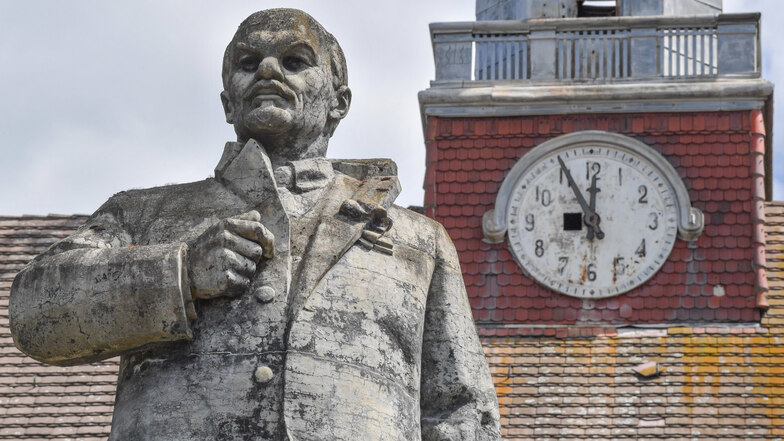 Ein Lenin-Denkmal steht auf dem ehemaligen Militärgelände in Wünsdorf vor dem Haus der Offiziere.