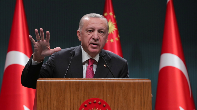 Recep Tayyip Erdogan, Präsident der Türkei, hält trotz der schweren Erdbebenkatastrophe am Termin der Wahlen bereits im Mai fest.
