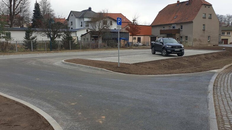 Viel Platz zum Parken hat jetzt Bernstadt mit seinem neuen Parkplatz, der auch als Buswendeschleife dient.