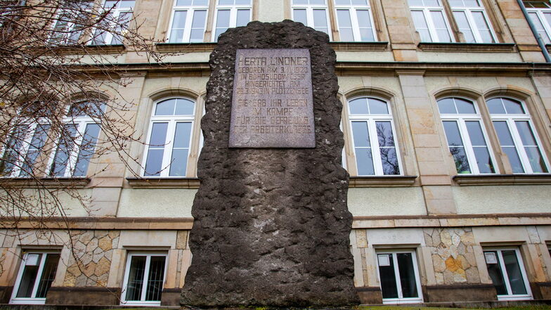 Kaum noch zu lesen und auch sonst vergessen: Das Herta-Lindner-Denkmal der Heidenauer Oberschule.