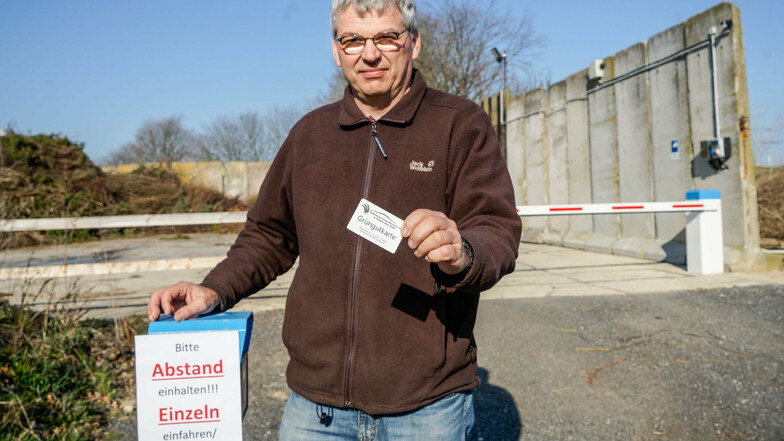 In Putzkau können Gartenabfälle bis kurz vor Jahresende an sechs Tagen in der Woche abgegeben werden. Eine Chipkarte, wie sie Marco Birnstengel zeigt, verschafft den Kunden Zutritt zum Grüngutplatz.