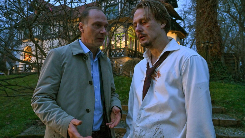 Kommissariatsleiter Schnabel (Martin Brambach, l) befragt Simon Fischer (Christian Bayer) in einer Szene des Tatorts: "Das kalte Haus", dem Quotensieger am Pfingstmontag.
