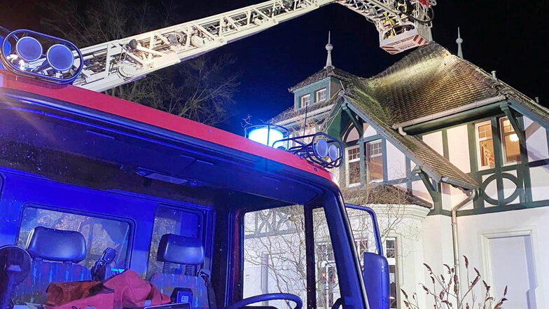 Unter Einsatz einer Drehleiter konnten in Brand geratene Dachteile beim Alarm in Großraschütz schnell beseitigt werden.