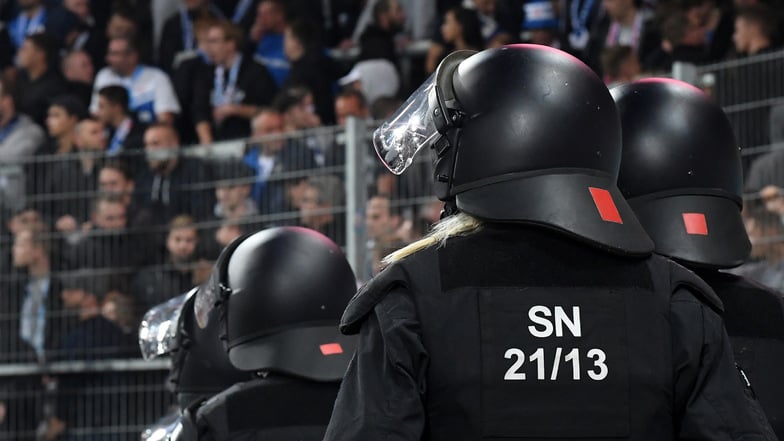 Die Polizei musste mit mehreren Einsatzkräften beim Sachsenpokal-Halbfinale in Leipzig eingreifen. Die Beamten stellten rund ein dutzend Straftaten fest.