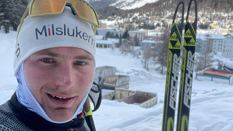 Kanu-Olympiasieger Tom Liebscher zeigt in Sankt Moritz seine Skier. Sind es womöglich sogar die eines Biathlon-Olympiasiegers?
