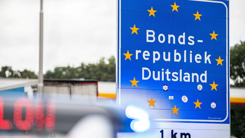 Bei einer Corona-Einreisekontrolle der Bundespolizei an der deutsch-niederländischen Grenze steht ein Polizeiwagen mit Blaulicht vor dem Grenzschild