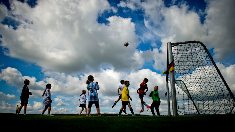 Kinder spielen auf dem Testgelände des Bundessortenamt - Prüfstelle Scharnhorst Fußball. Die Rückkehr zum Vereinssport ist ein großes Anliegen von Initiativen und Verbänden.
