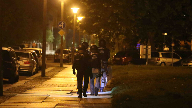 Einsatzkräfte der Polizei suchen am Abend des 19. Mai 2020 einen mutmaßlichen Messerangreifer in der Dresdner Johannstadt.