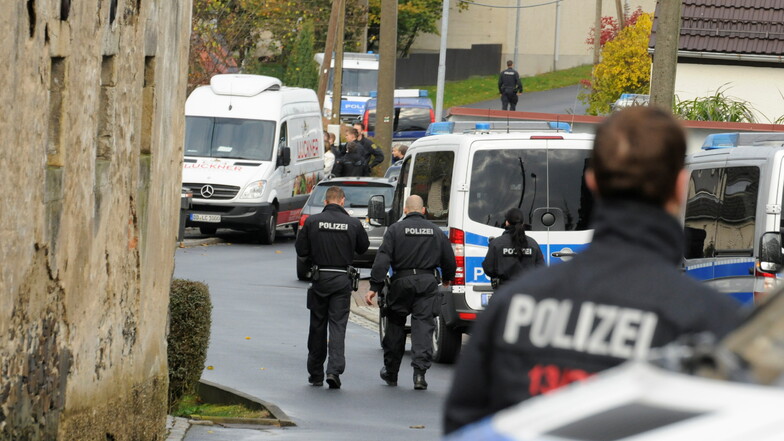 70 Polizisten mit einem Dutzend Transportern rückten am 17. Oktober 2013 in Welxande ein. Ein Lieferwagen-Fahrer war straffällig geworden.