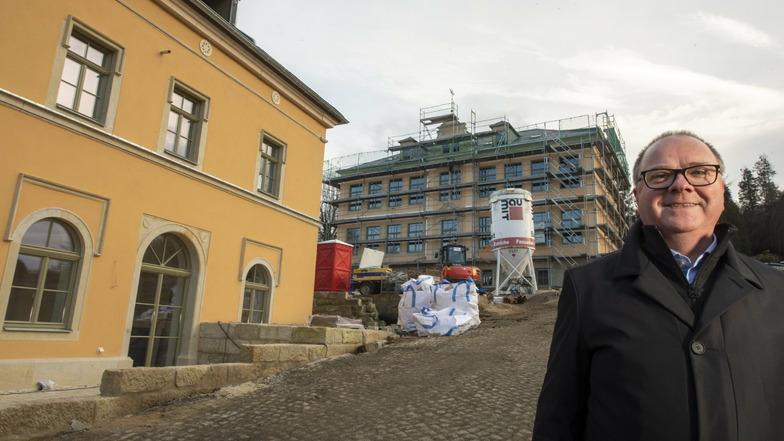 Heiko Hiemann von der Firma MSH aus Dresden vermarktet die künftigen Wohnungen, die in den zwei ehemaligen Schulgebäuden in Cotta entstehen.