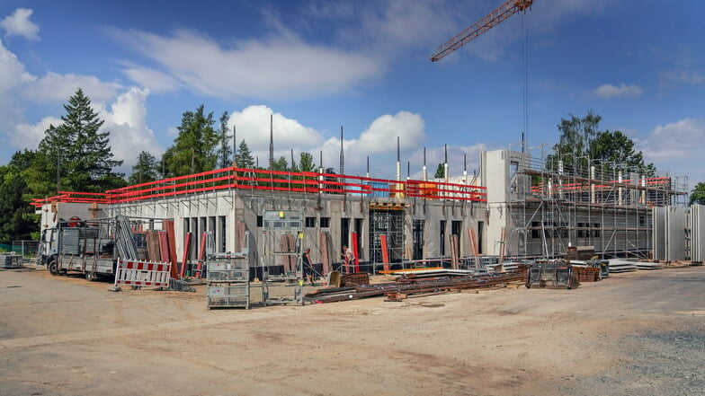 Die neue Oberschule Arnsdorf an der Stolpener Straße wächst weiter in die Höhe.