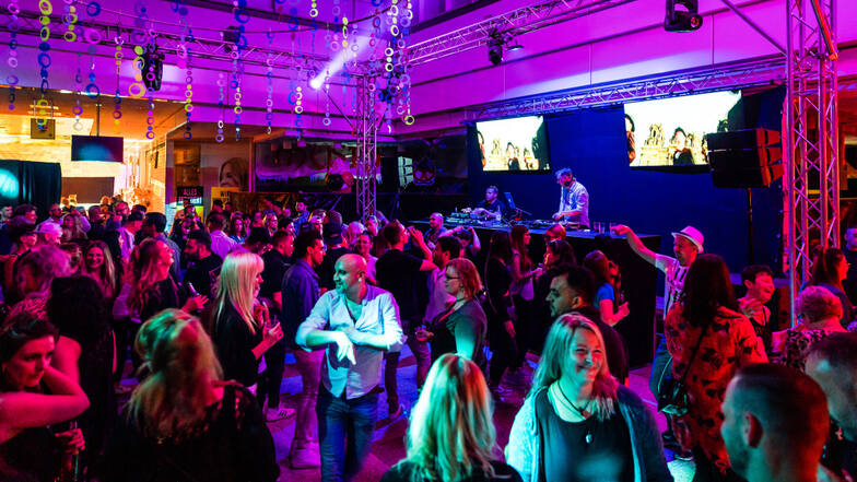 Mit der „Plan C-Party“ fand in der Nacht zu Sonntag seit längerer Abstinenz mal wieder eine Groß-Party im Lausitz-Center Hoyerswerda statt. Auf zwei Floors gab es House-Electro/Black-DeutschRap (DJ Charity & DJ Dailz und Querbeet (DJ ND), außerdem eine gr