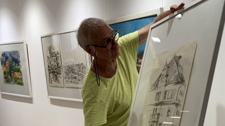 Uwe Beyer beim Aufbau der Ausstellung in der Bibliothek.