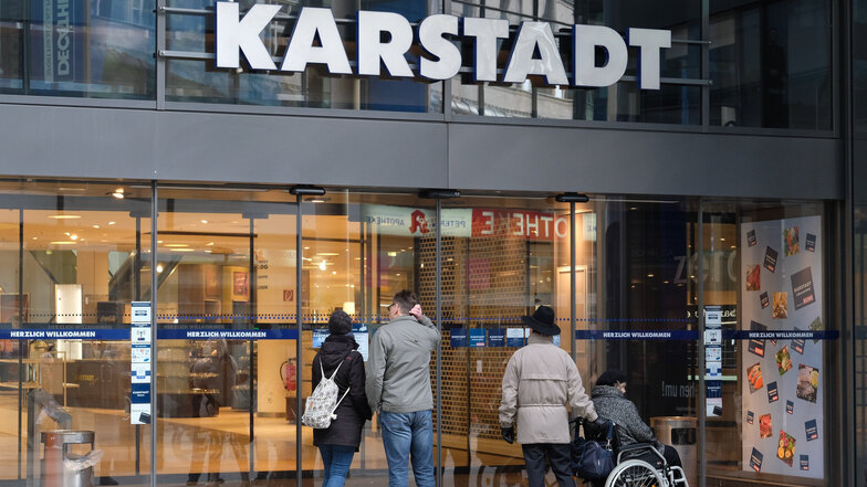 Aus, vorbei: Passanten stehen vor der verschlossenen Tür des Karstadt-Warenhauses.