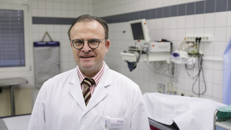 Führt jetzt nicht nur seine Praxis, sondern ist auch Oberarzt im Carolus-Krankenhaus: Dr. Norbert Sickor in der Carolus-Notfallambulanz.