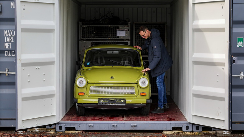 Frank Hofmann steht auf dem Gelände seiner Zwickauer Firma Trabantwelt neben einem originalgetreu wiederaufgebauten Trabant P 601. Der Online-Händler bietet sämtliche Teile des Trabants als Ersatzteil an.