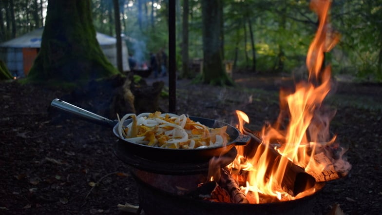 Gleich wird das Abendessen serviert: So sieht Luxus
im schwedischen
Nationalpark
Söderåsen aus.