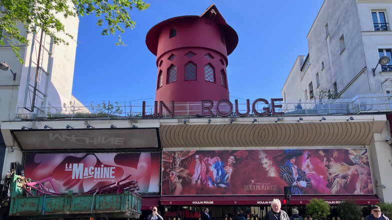 Das Mühlenrad des "Moulin Rouge", des Pariser Kabaretts aus dem 19. Jahrhundert, ist über Nacht vom Dach gefallen, zusammen mit einigen Buchstaben des Namens.