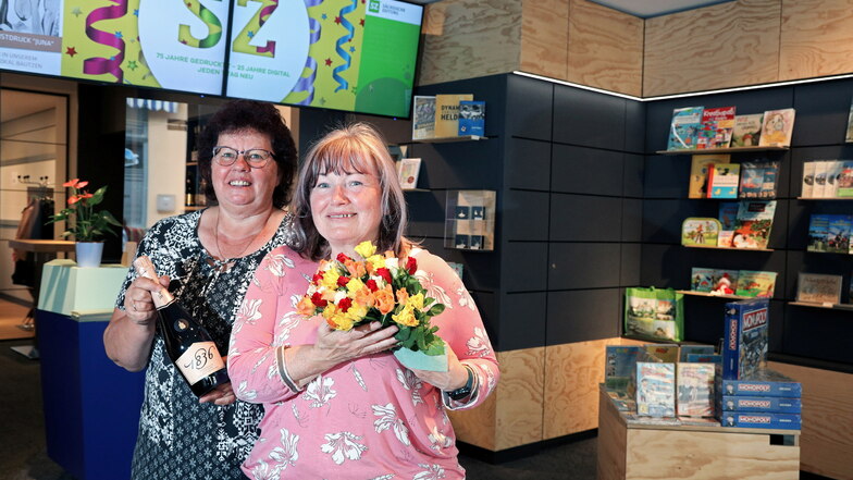 Die Mitarbeiterinnen Marion Lippmann (li.) und Elke Mattusch begrüßten die ersten Kunden mit einer Rose.
