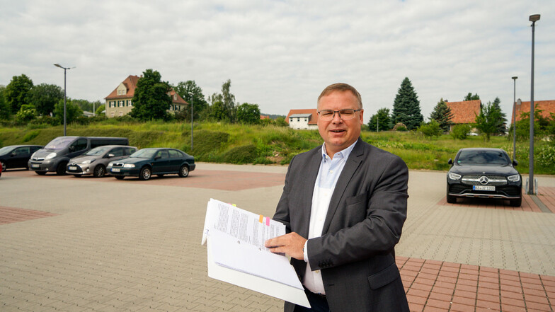Bürgermeister Jens Zeiler freut sich über eine Investition in Neukirch. Auf der Fläche hinter ihm in Richtung ehemaliges Postamt wird ein Neubau für Lidl entstehen.